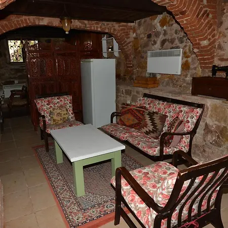 Cunda Zehra Teyzenin Evi Гостьовий будинок Айвалик
